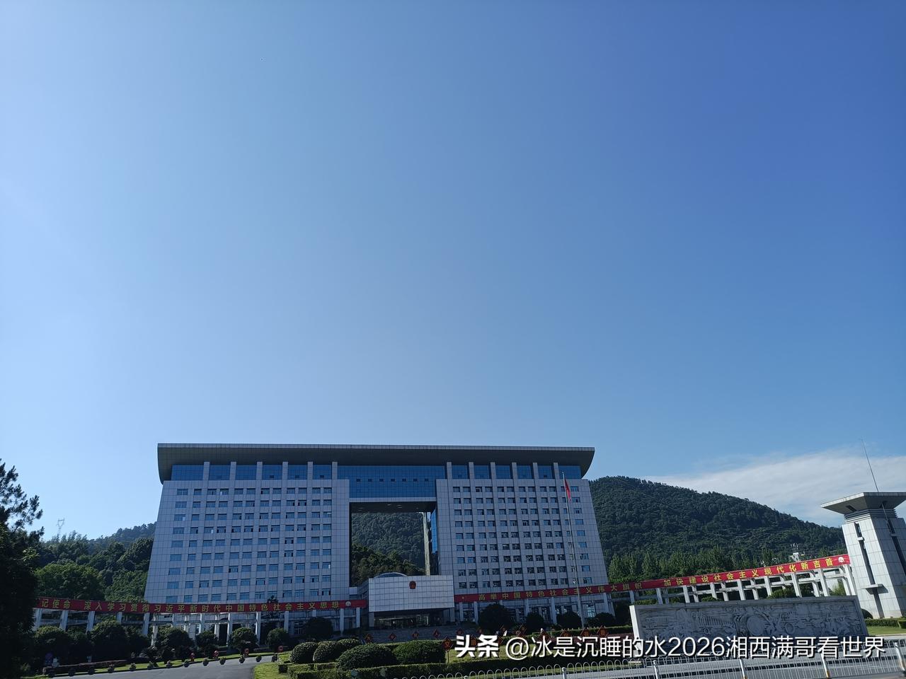 小城初夏的天空，真的是一碧如洗，万里无云，让人心情愉悦啊！