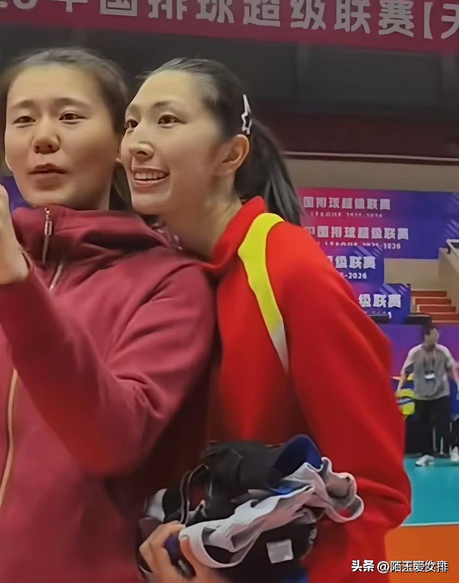 从排超联赛半决赛天津女排三比零横扫江苏女排来看，中国女排的老将必须回归！
在排超