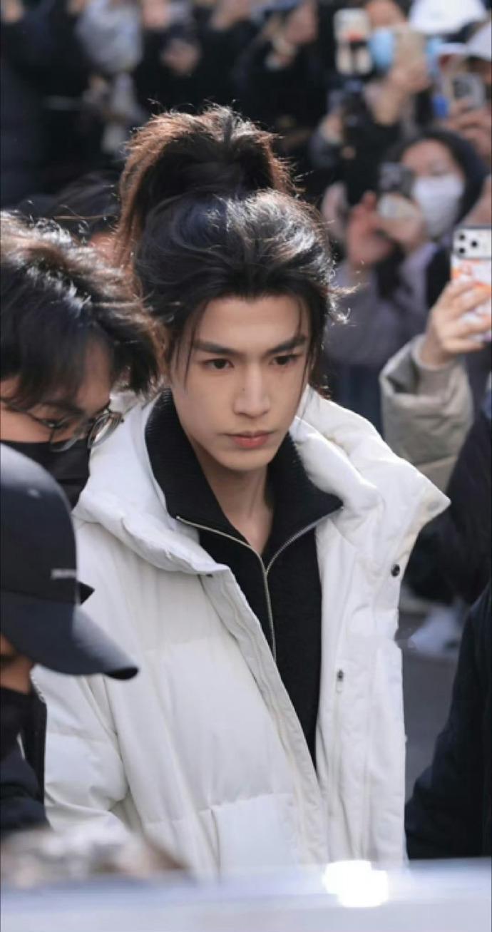 《归鸾》张凌赫开妆路透中，炸毛高马尾以简约造型呈现强大气场，发顶通过扭转手法增强