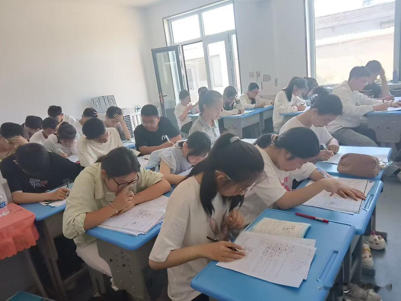 干了十年教培，曾经的满满当当，如今却空无一人！！！
    为了养家糊口，  干