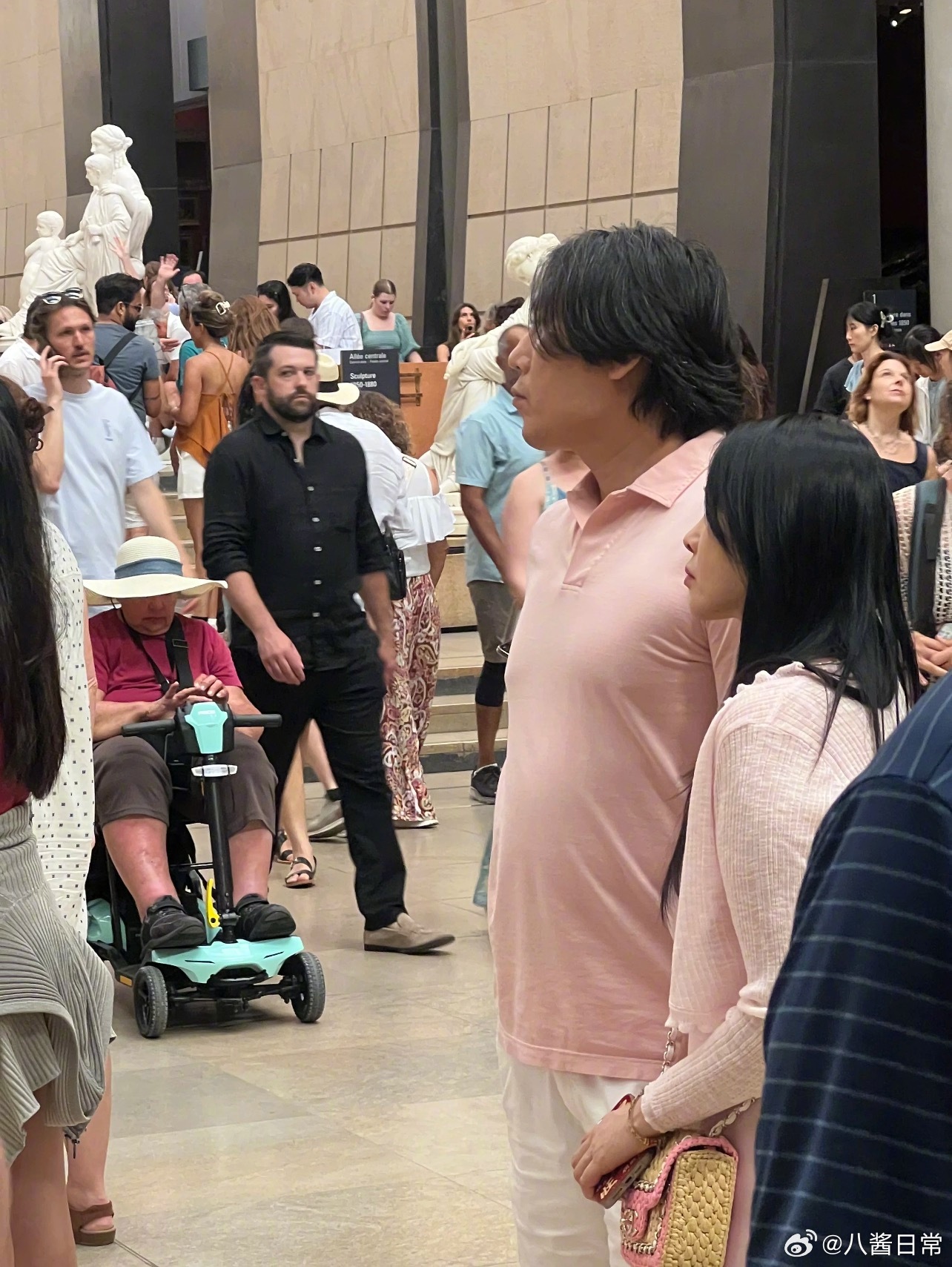 秦昊、伊能静两口子手牵手逛奥塞博物馆 ​​​
