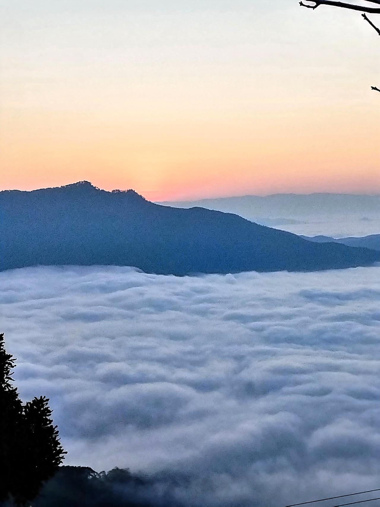 在云海之上静静观赏日出，实乃治愈心灵的绝妙体验。之前，我登上一座山巅，在黎明前默