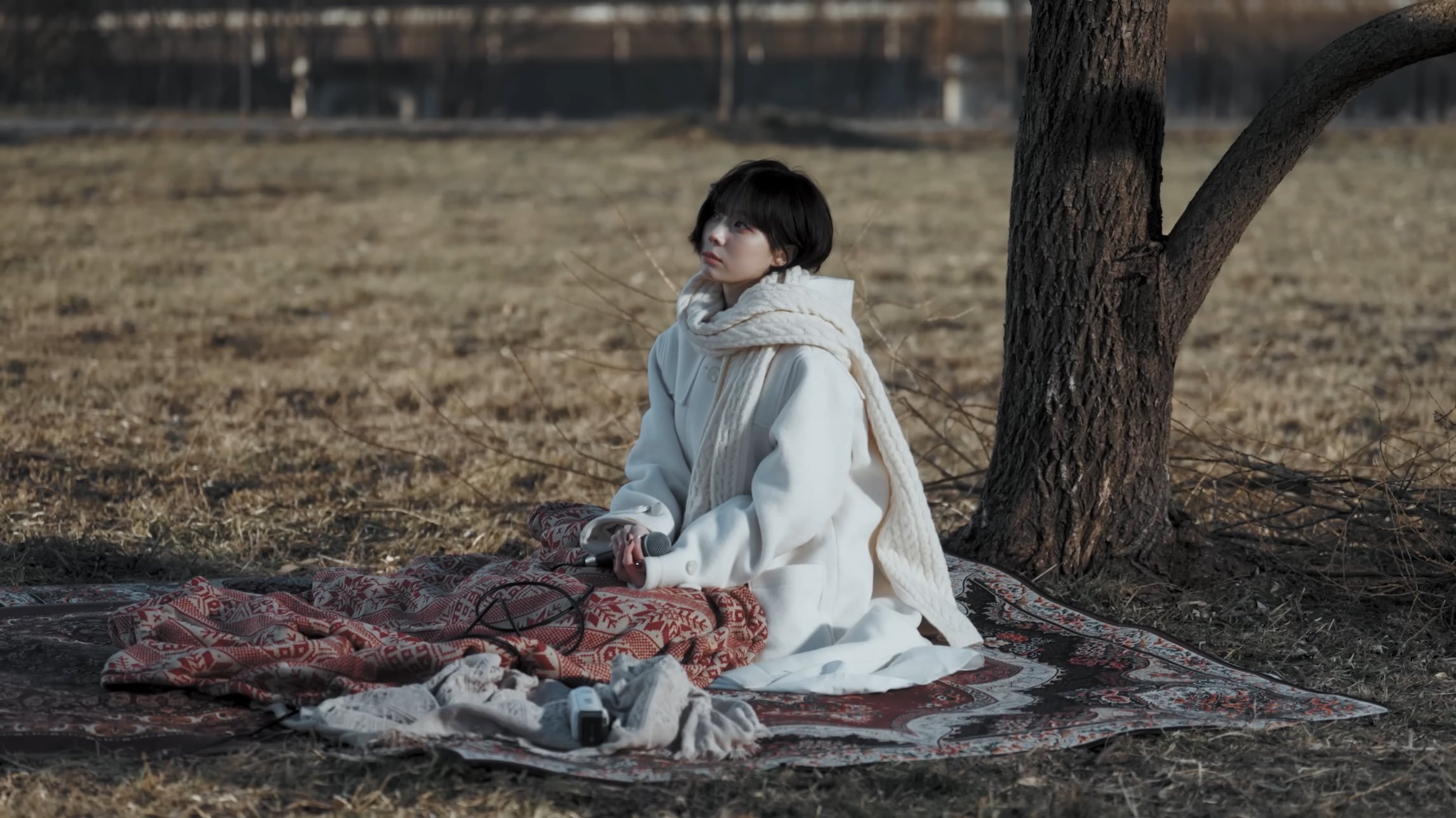 一个非常怕冷的孩子…为了粉丝们一起看美丽的风景，还戴着暖贴毛毯唱歌…如果这都不算
