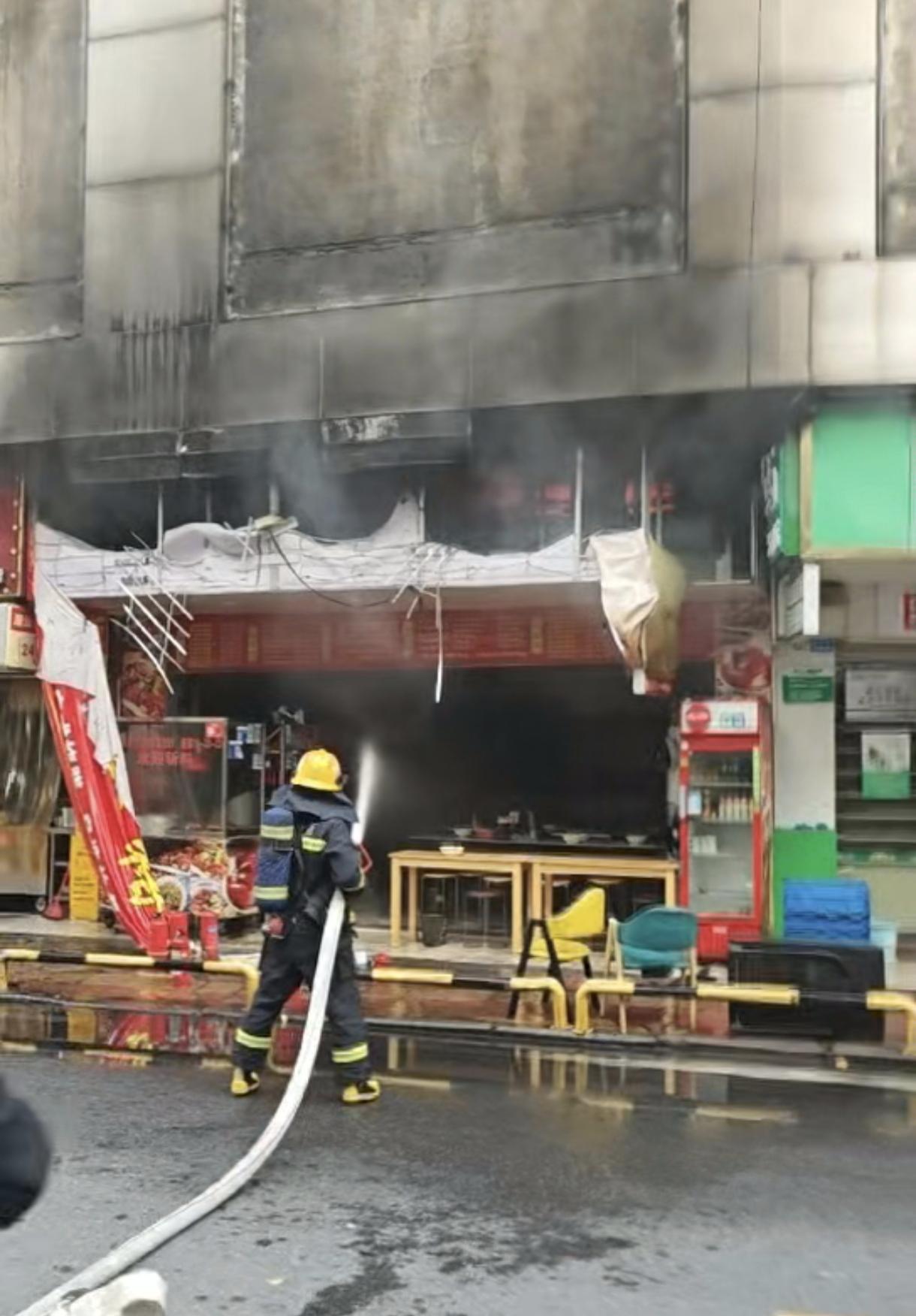 突然发生的事情，广州黄埔区港湾北市场火灾，现在有消防员在灭火。事故原因不明！