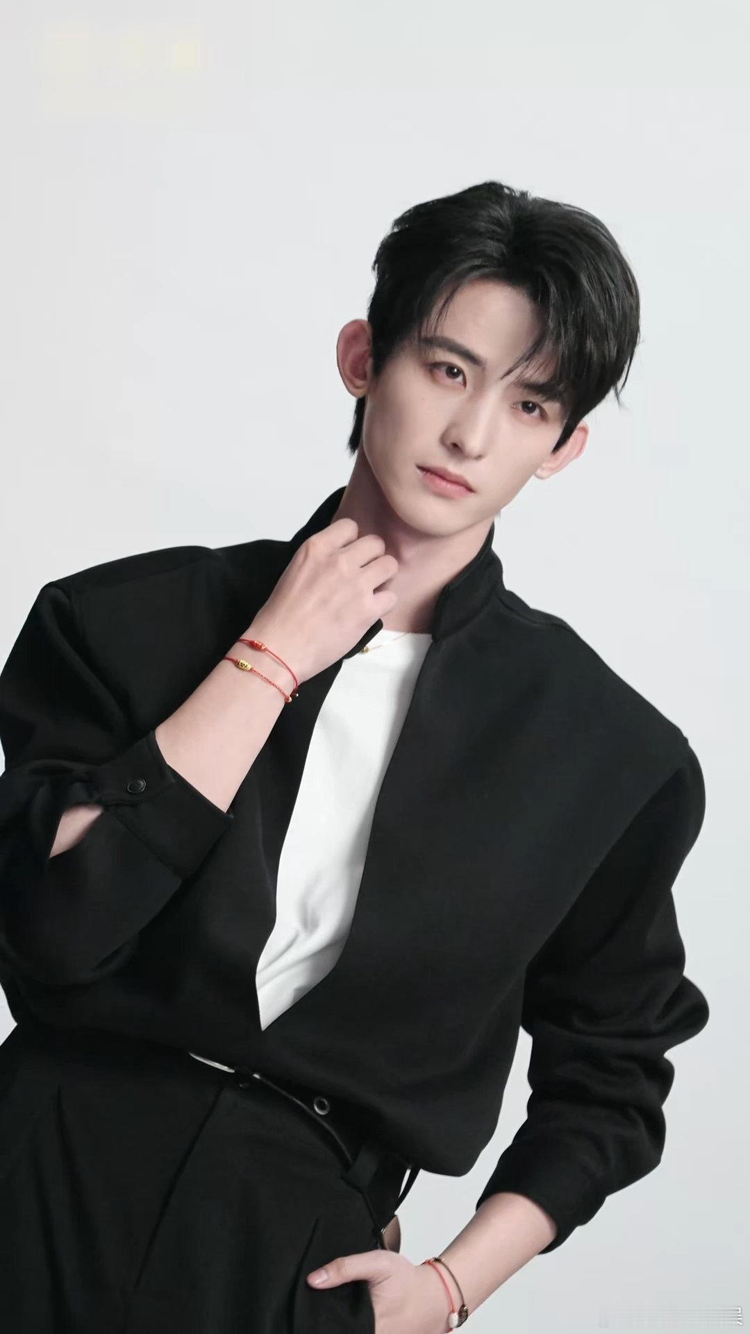 常华森这手我先抱走了 常华森扶眼镜的瞬间，就像是一场浪漫的邂逅，让我仿佛置身于一