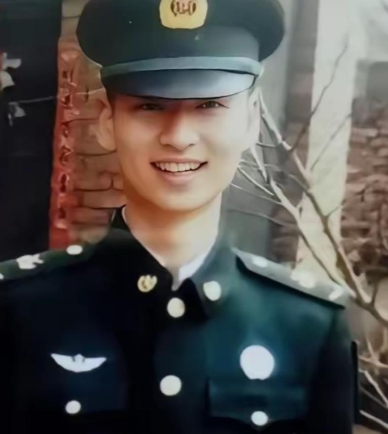 2020年，24岁的儿子不幸牺牲，母亲在整理他的遗物时，发现了一位女孩的照片，她