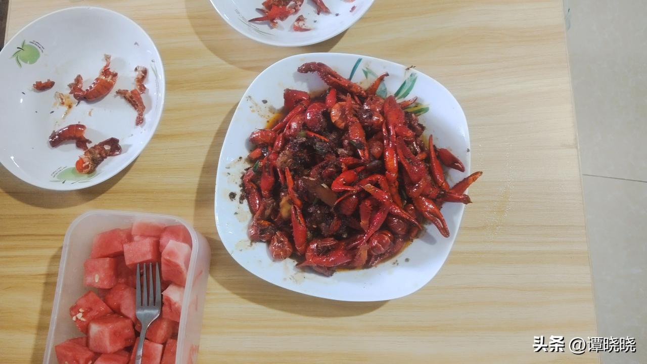 昨天请卖菜老娘给我带了3斤小龙虾，33块钱，街上卖的还没有她带的大，还要13块钱