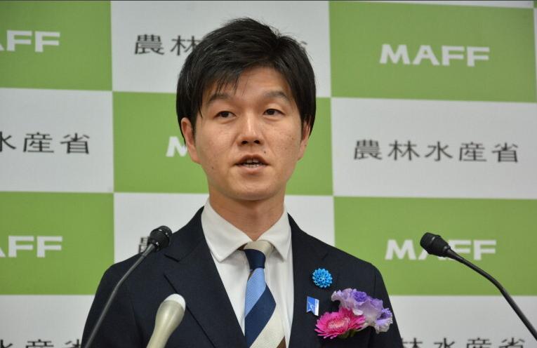 渔船被扣，

日本突然加码执法，

中方没急着骂人。

这事发生在春节前两天，日