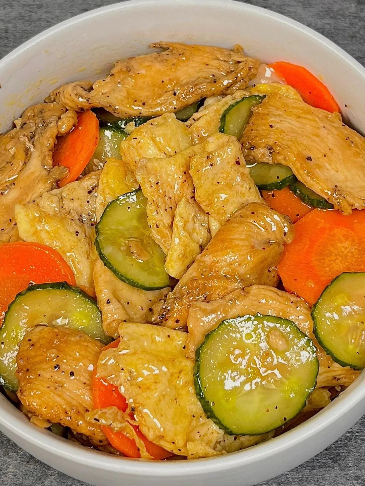 怎么才发现这个吃法!
       姐妹们，一定要试试这个黄瓜鸡蛋炒鸡胸肉!搭配