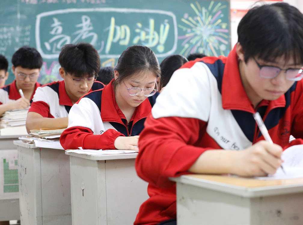 女子请假陪女儿高考被开除这个事儿说真的，亲身经历，高中时数学老师为了陪自己女儿高