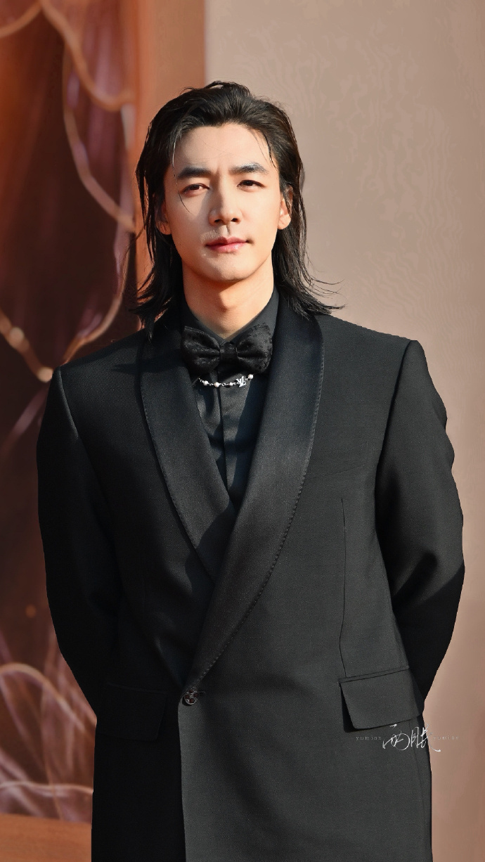 此沙神图有了此沙像黑帮公子来谈生意此沙神图有了啊啊！黑西装真的是又帅又好带感，完