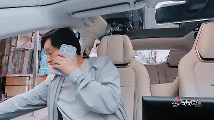 谢娜[超话]谢娜爸爸老年霸总事业脑 姐姐当家娜爸这沉浸式搞事业模式太上头，亲友局