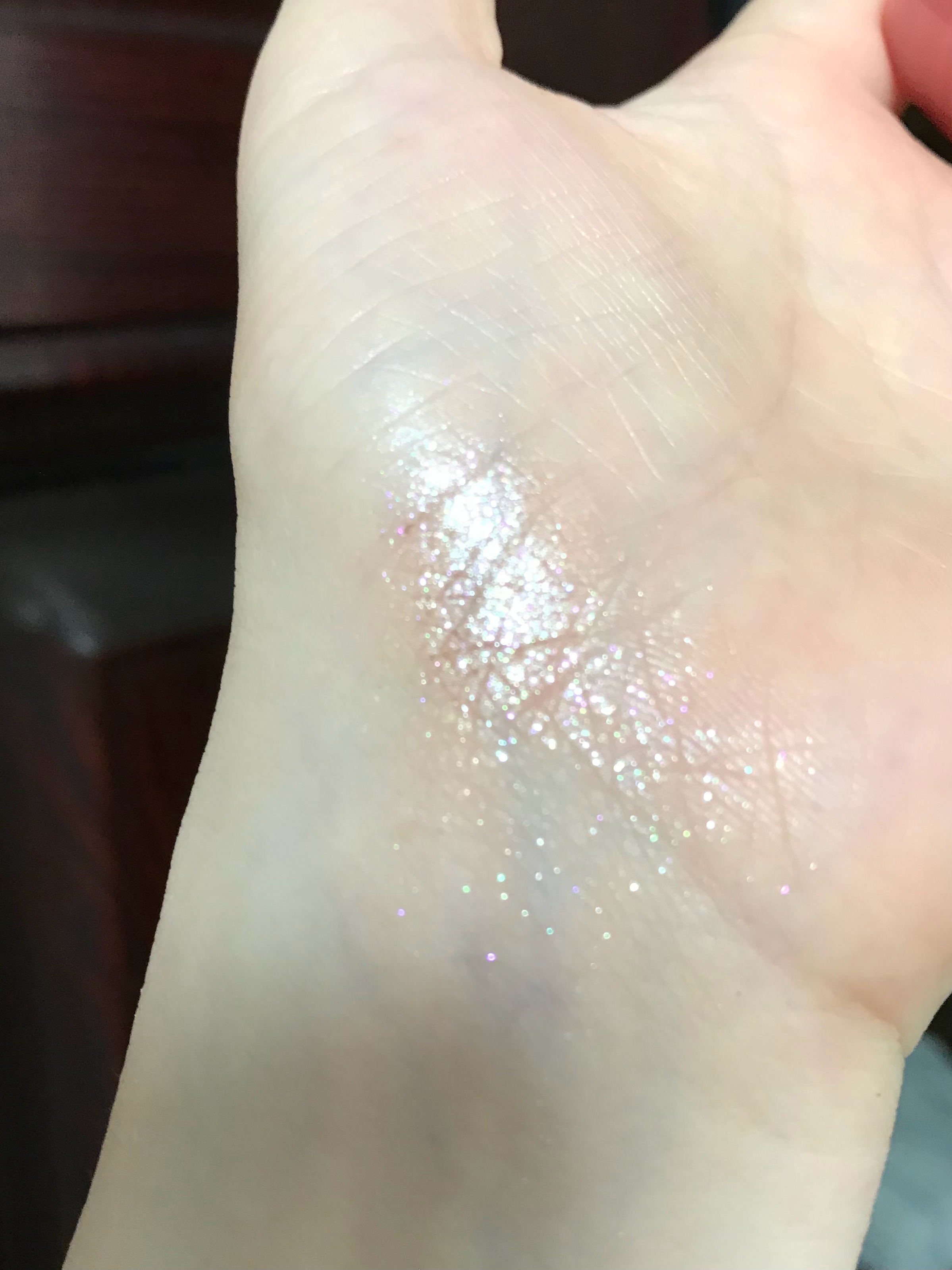 moira果冻啫喱高光棒很爆闪！！！！！色号005它是有点金棕底色的，闪片有紫色