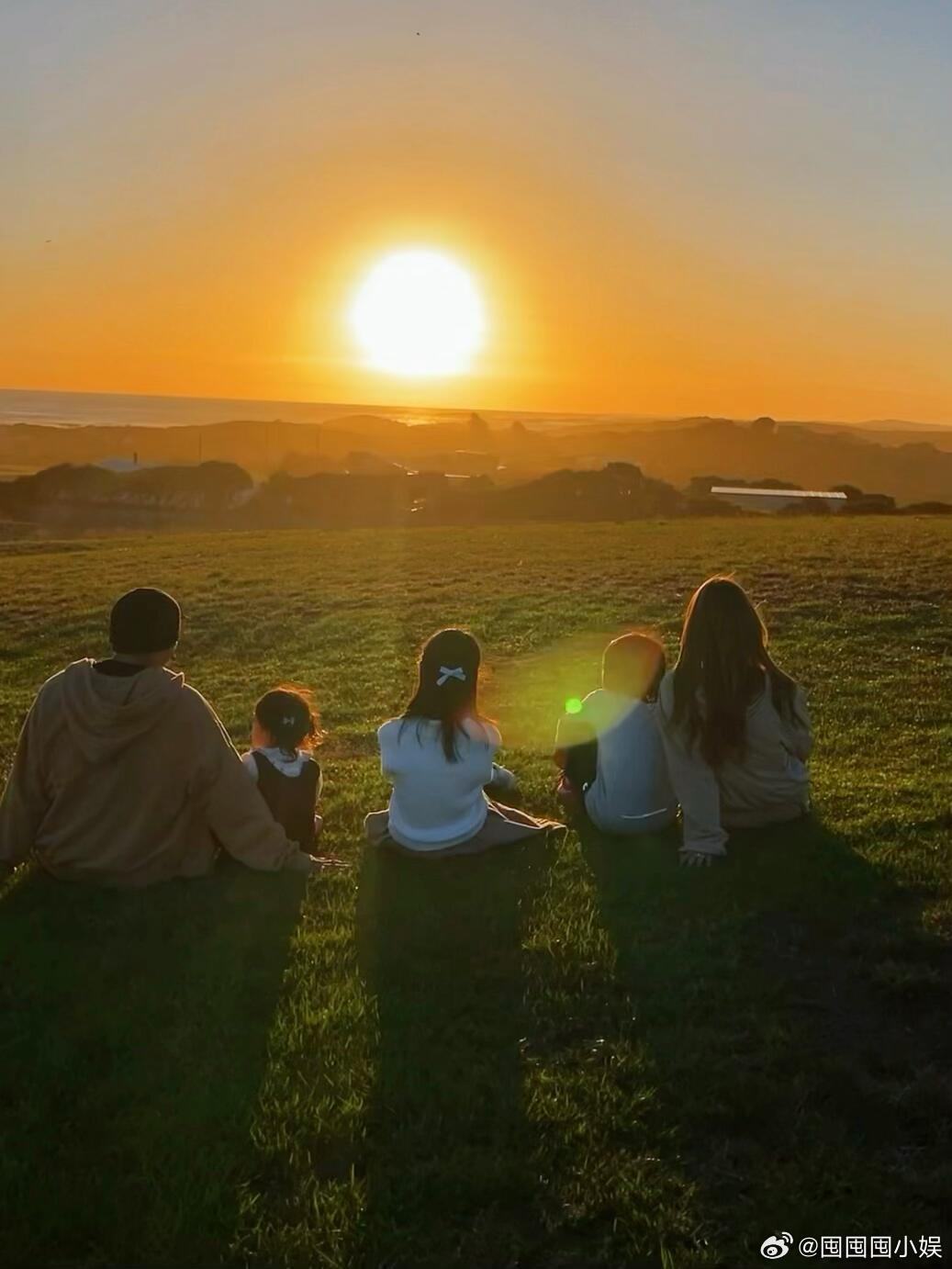 周杰伦昆凌一家五口背影照周杰伦昆凌一家五口看日落昆凌的plog看得人心里软软的，