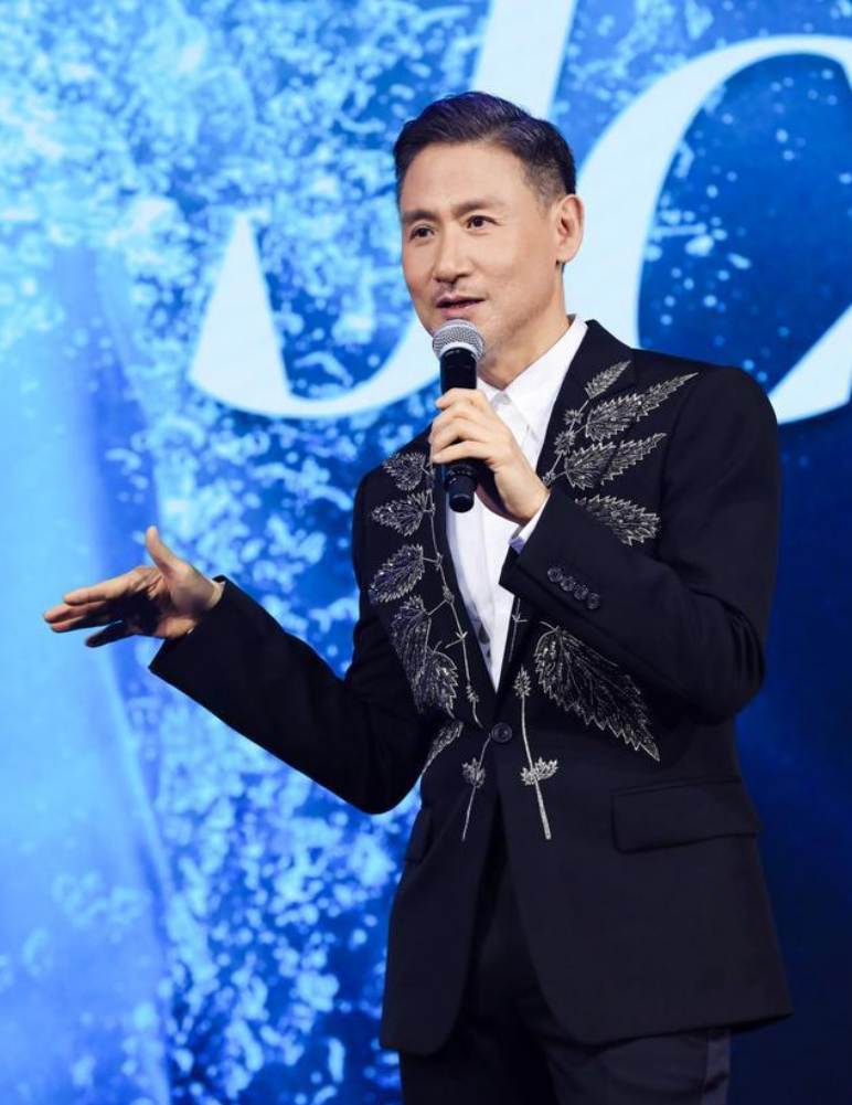 #张学友演唱会因耳水不平衡跌倒#毕竟已经是60多岁的人了，老天王还是不要那么拼命