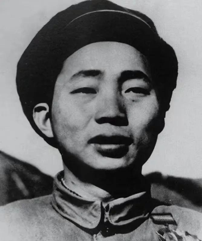 1953年，美军某狙击点陷入混乱，一名士兵刚探出头，就被子弹击中头部。突然，旁边