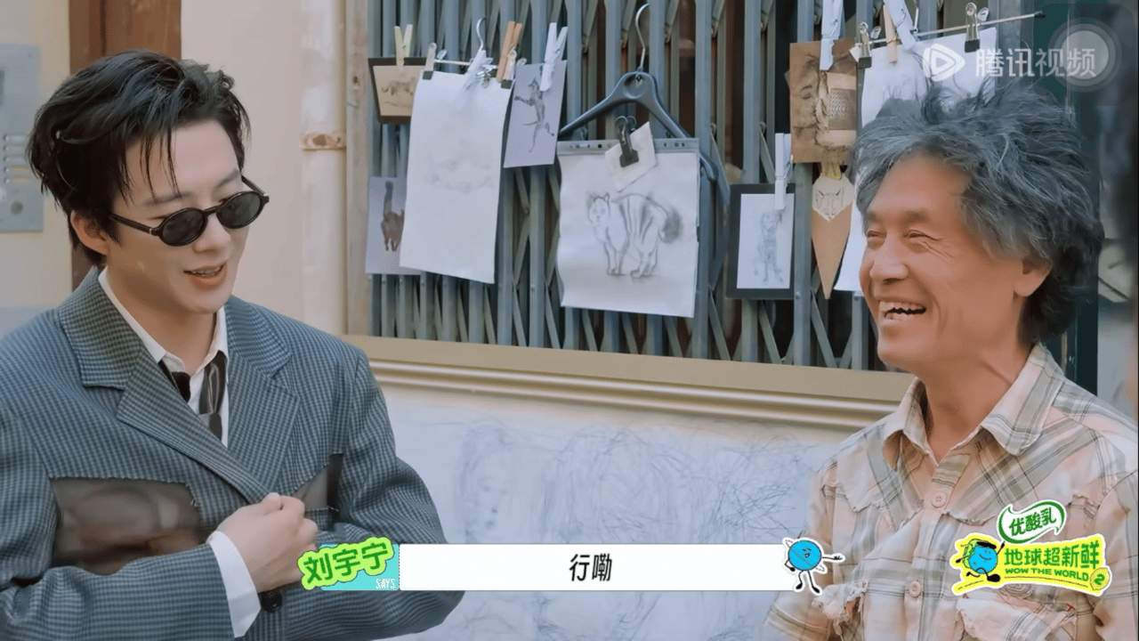 把东西藏怀里这一幕又出现了，怪可爱[哈哈]​​​