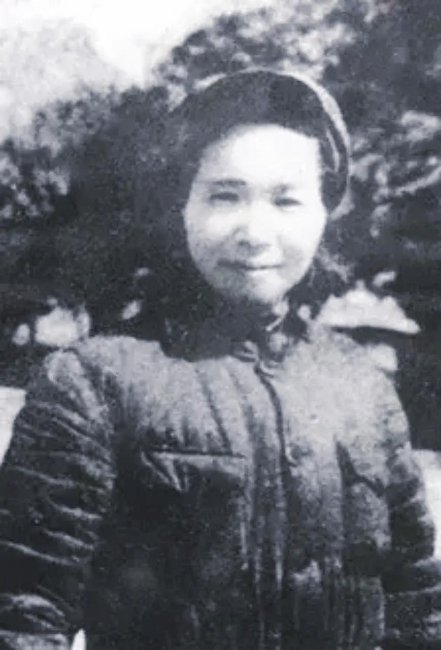 长征路上，一身高不到一米四的女兵背着一个成年男子，翻了整整两座山，23年后，两人