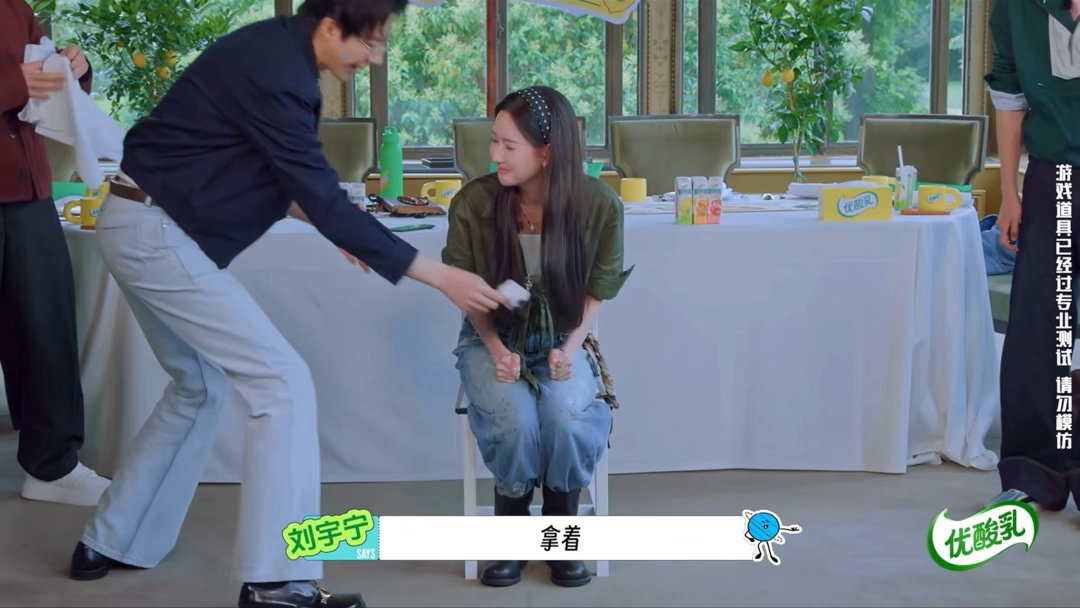 刘宇宁给王玉雯递纸一递纸更像了哈哈哈哈！你俩是在这演小品呢吗