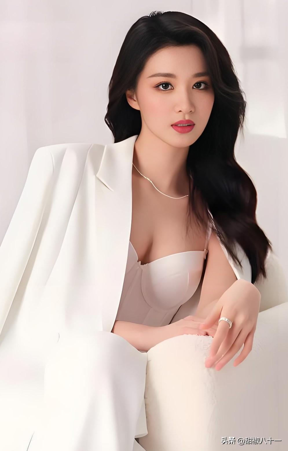 《爱情有烟火》最喜欢的，

就是演钱菲这演员王楚然了，

不说她长得漂亮个子高，