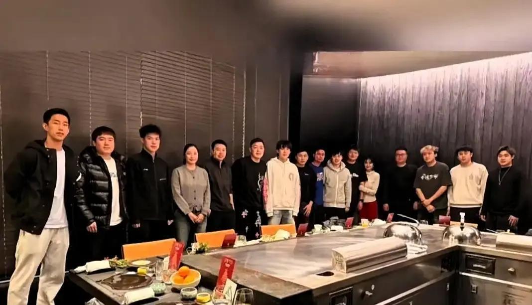 刚拿世界第一，王楚钦见到他却“怂”了。
 
不是比赛现场。乒超联赛南京站打完了，