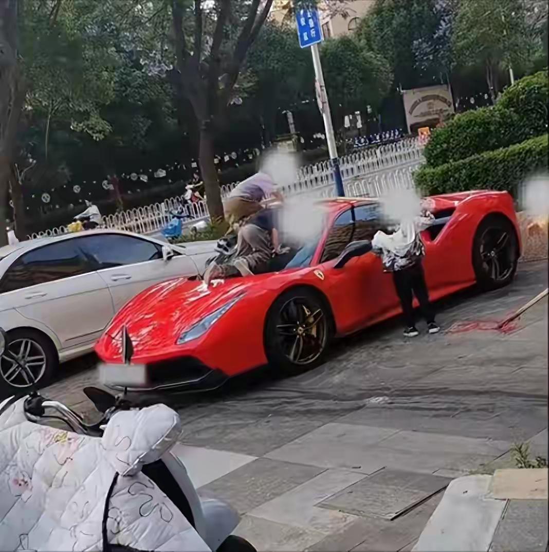 他修车花了两万九，家长凑了五百块，说"不就是几道划痕吗"。

6月24号，张先生