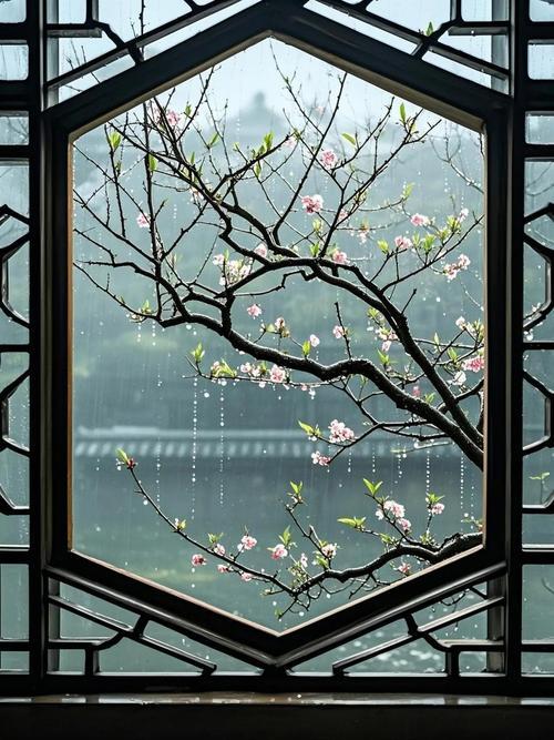 我的创意下联可以是：
1、推窗又见桃花雨[碰拳]临水还闻柳絮风‌。
2、推窗又见