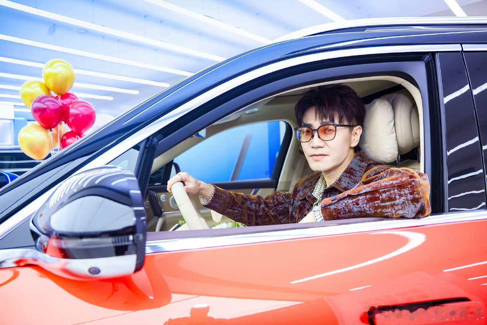 王铮亮问界M9明星体验官  恭喜亮哥喜提新车！作为明星体验官，亮哥的选择一定不会