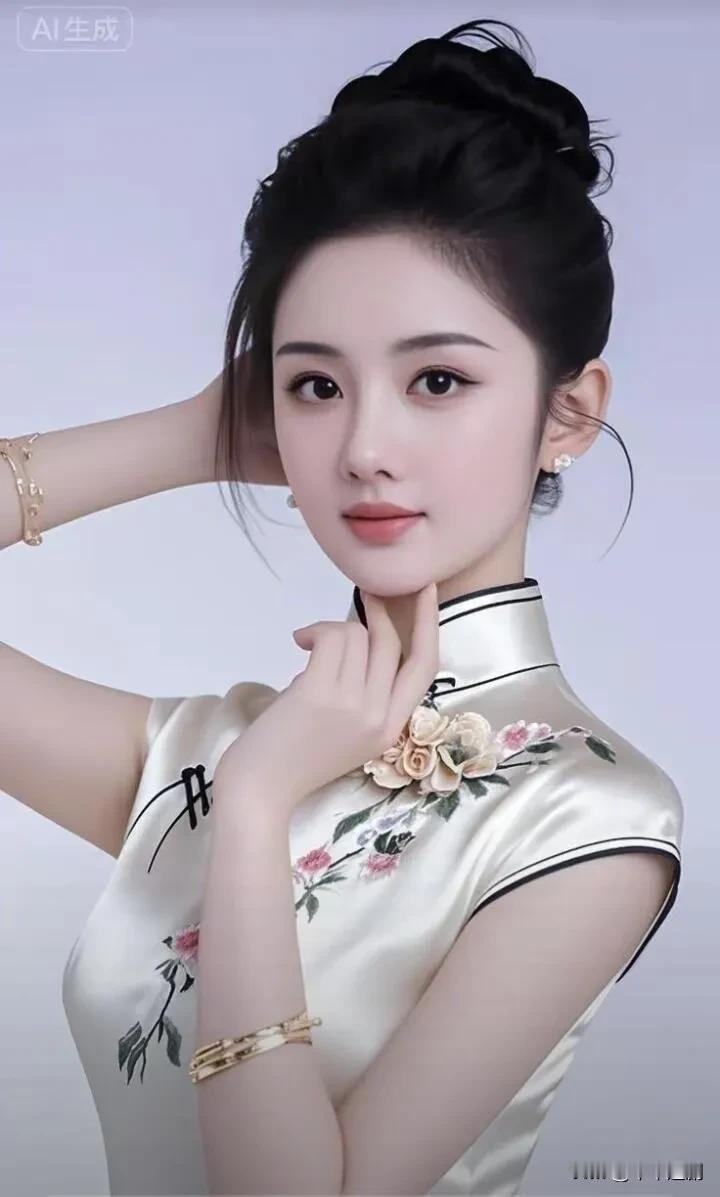 素缎旗袍绣满春枝的温柔，金饰轻缀腕间与耳畔。
发髻挽起东方的雅致，眉眼间藏着岁月