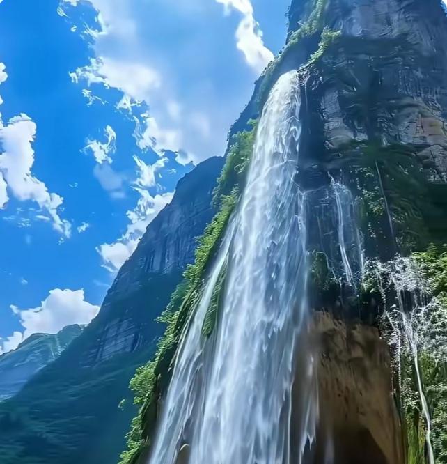 家人们！我刚结束了一场超棒的自驾旅行，现在迫不及待地想和你们分享这段难忘的经历。
