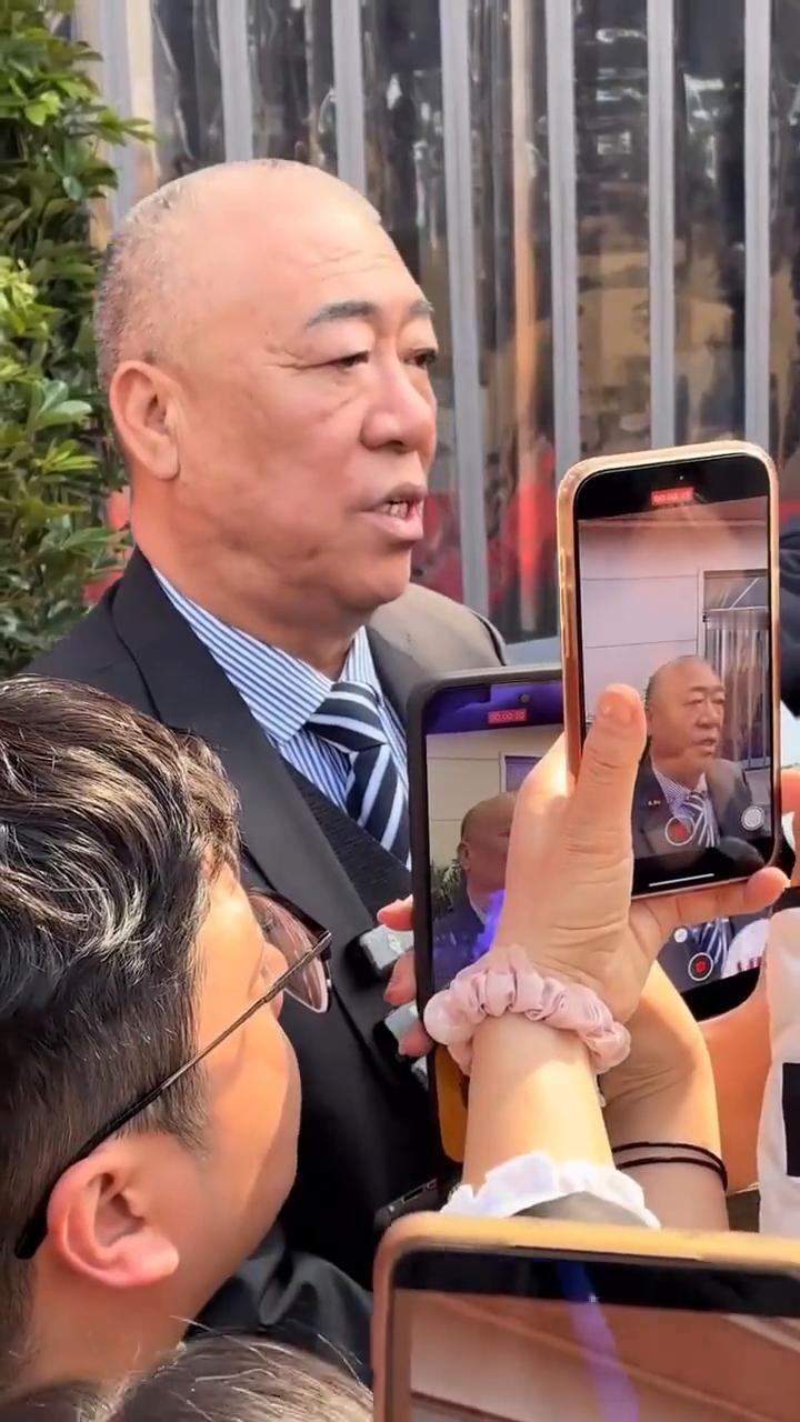 我是股东，想能跟员工多一点是一点。所以如果是明年好，我还会增加第一个发红包，是对