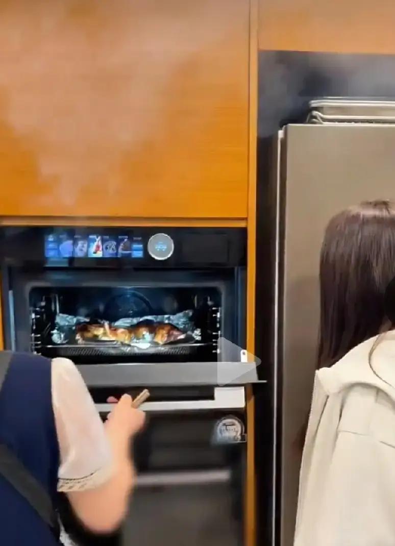 周阿姨把锅铲递过去问要不要帮忙，胖阿姨摆手说不用。

转身她又喊小凤来烤串。
