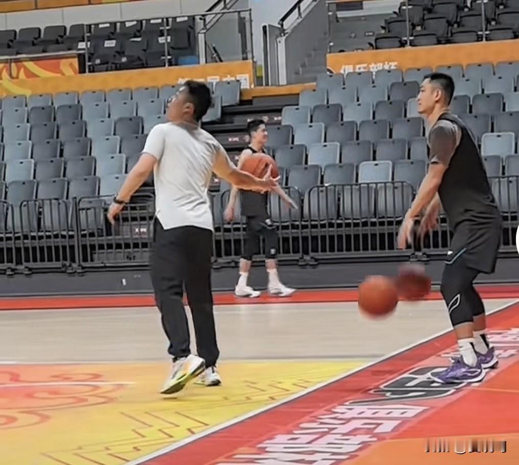 高诗岩已经抵达长沙，并跟随山东男篮恢复训练。山东男篮本周六周日和下周一，连续三天