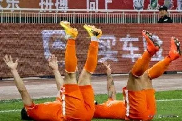 “京鲁大战”永远不缺故事，这得受了多大的刺激啊？疑似国安球迷球身穿带有泰山队徽的