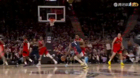 推了吗？哈登招牌晃倒：巴恩斯，你咋飞那么远？
图1-2：巴恩斯飞出好远，哈登立定