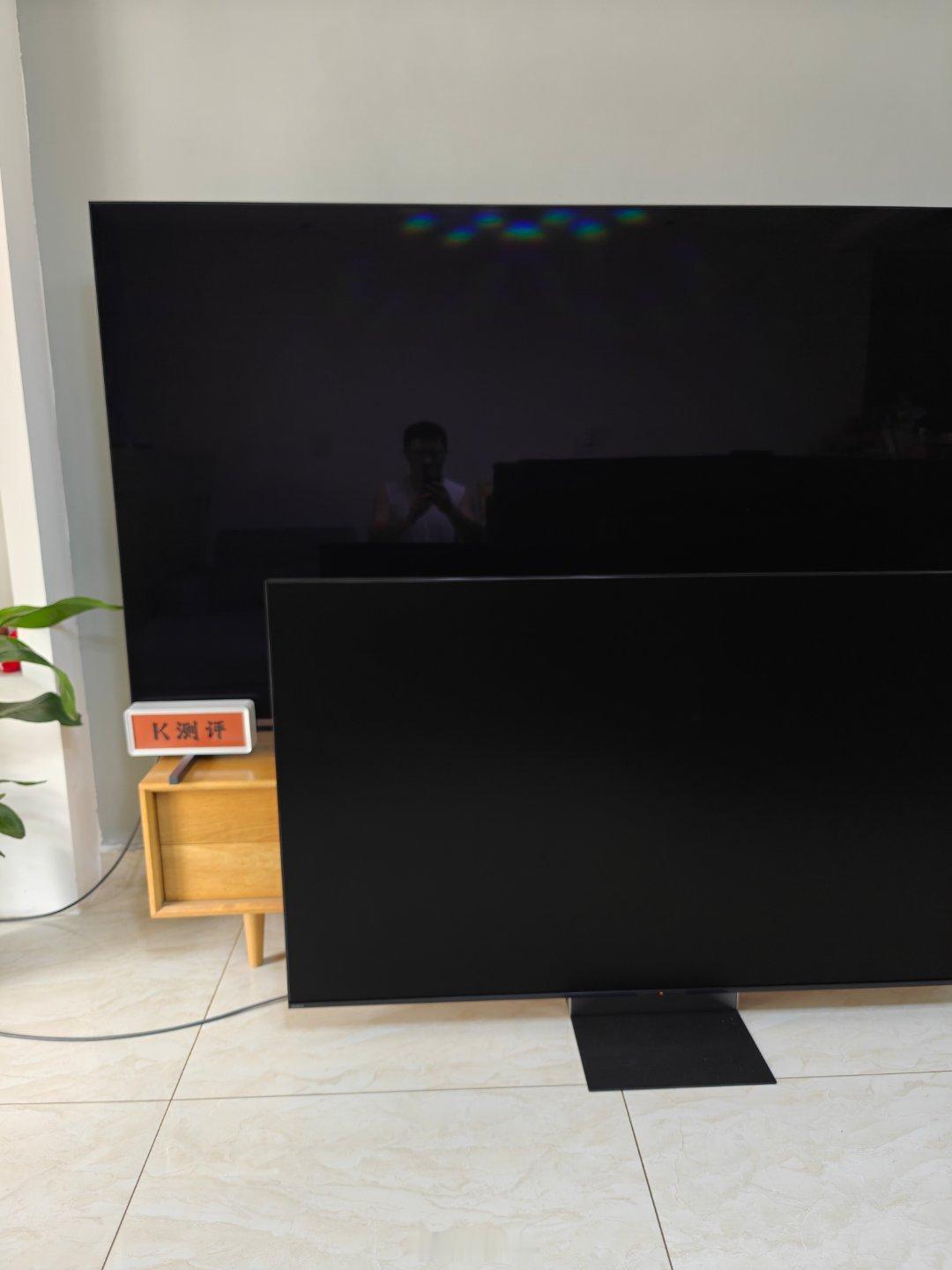 索尼XR90M2的奇迹黑屏Pro，确实有点东西。可以说是丝毫不反光，对比有低反膜