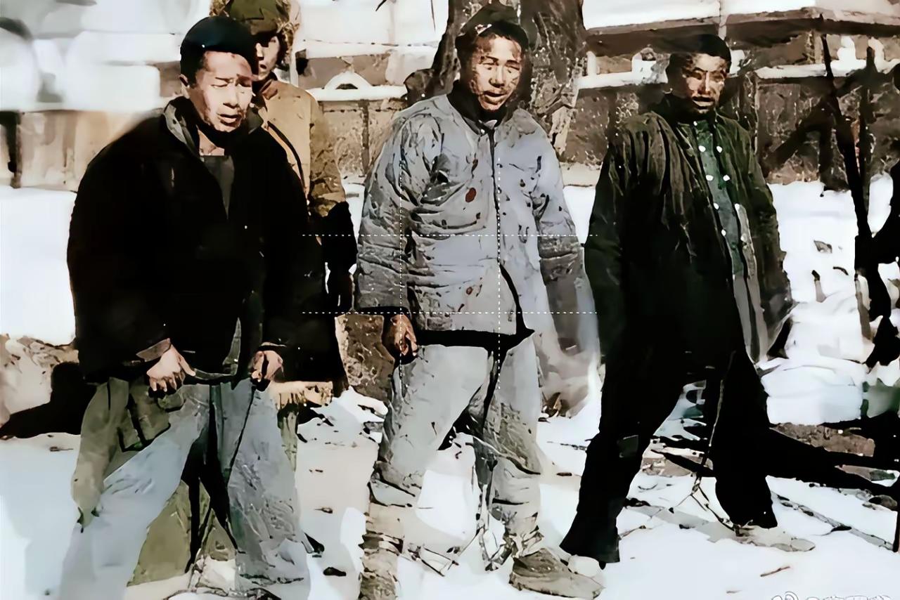 **那是1935年的冬天，黑龙江的雪下得又厚又静。 
三位东北抗联的战士，在滴道