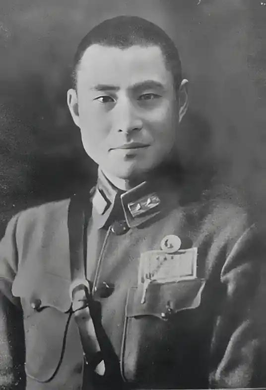 抗战时，黄维发现军粮发霉还掺了大量砂石后，在向重庆反映无果后，给军政部长何应钦寄
