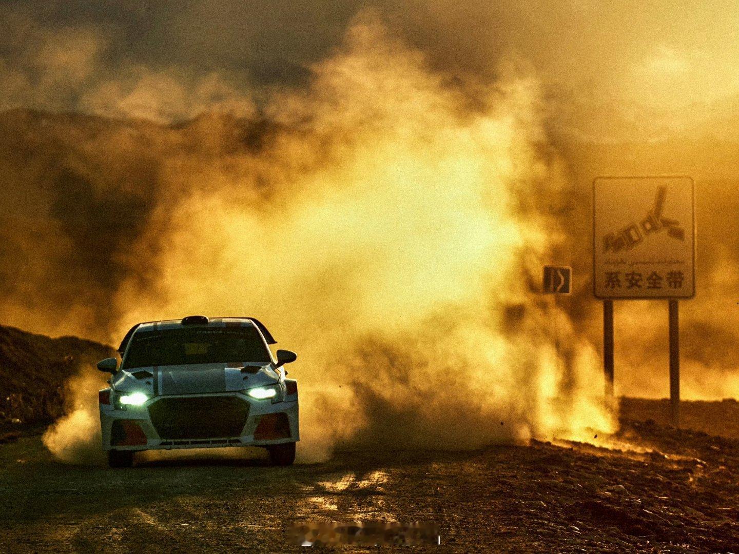 #飞驰人生2# 看到沈腾被前车扬尘挡路那段…我路怒症都快犯了… ​​​