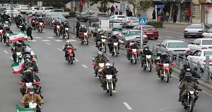 全力轰炸德黑兰警察局后，街头一幕令美以震惊：这样的伊朗还咋打？

据《华尔街日报