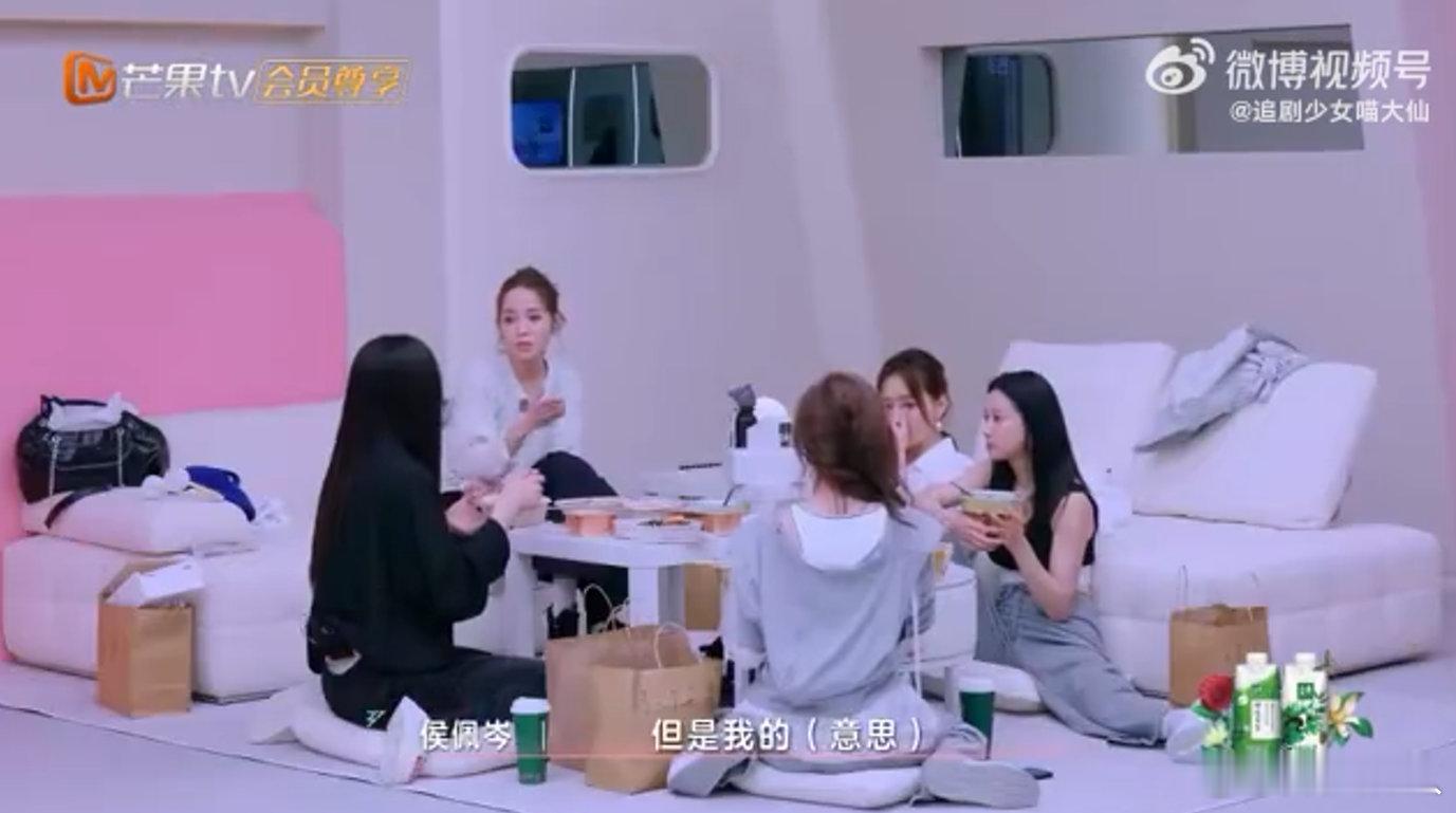 侯佩岑[超话]侯佩岑好一个乖乖女乘风2025侯佩岑在陈德容面前，好像一个听话的乖