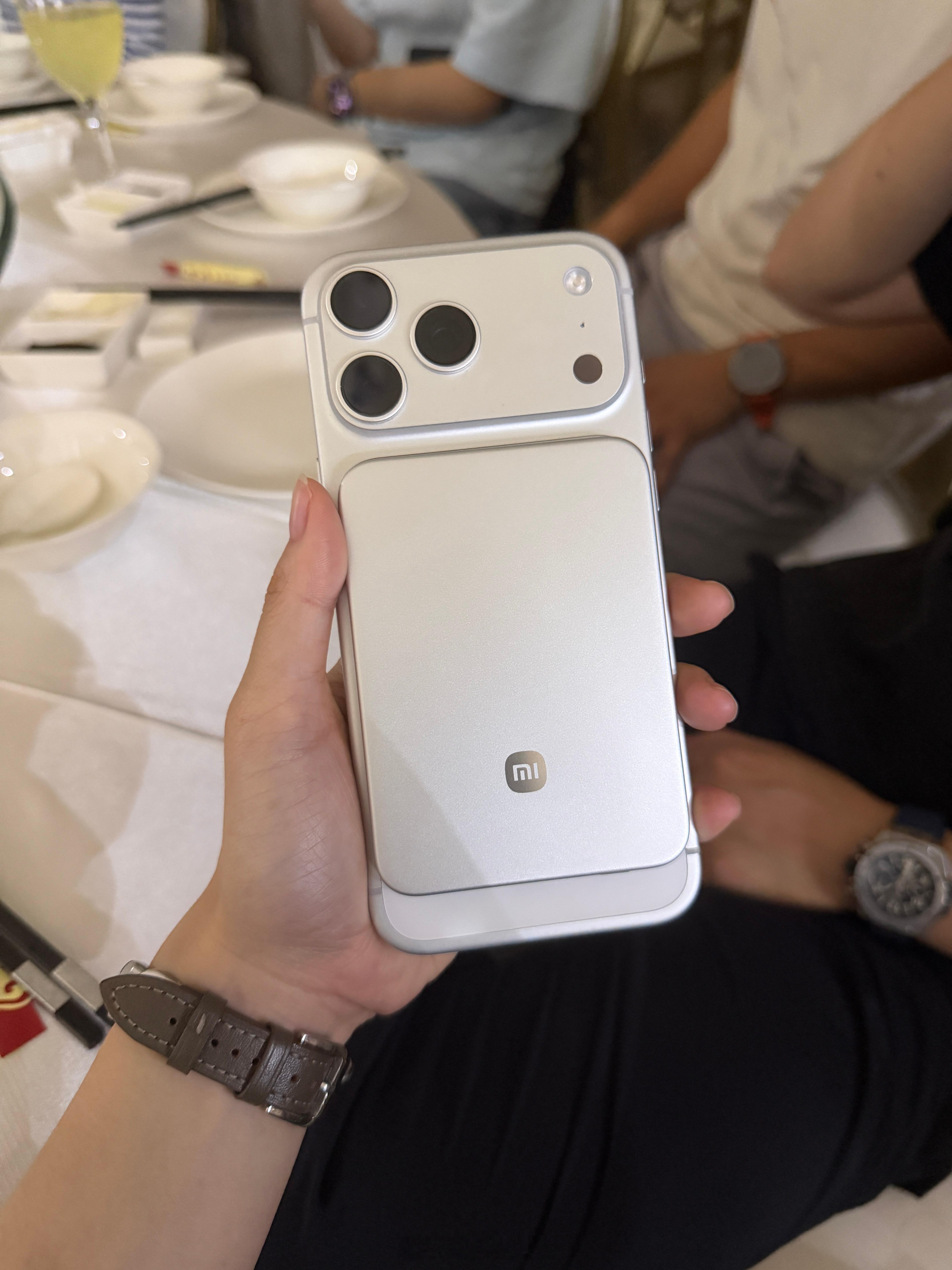 来搂席碰到宇哥了借用一下他的充电宝，小米这个超薄磁吸充电宝和银色iPhone还挺