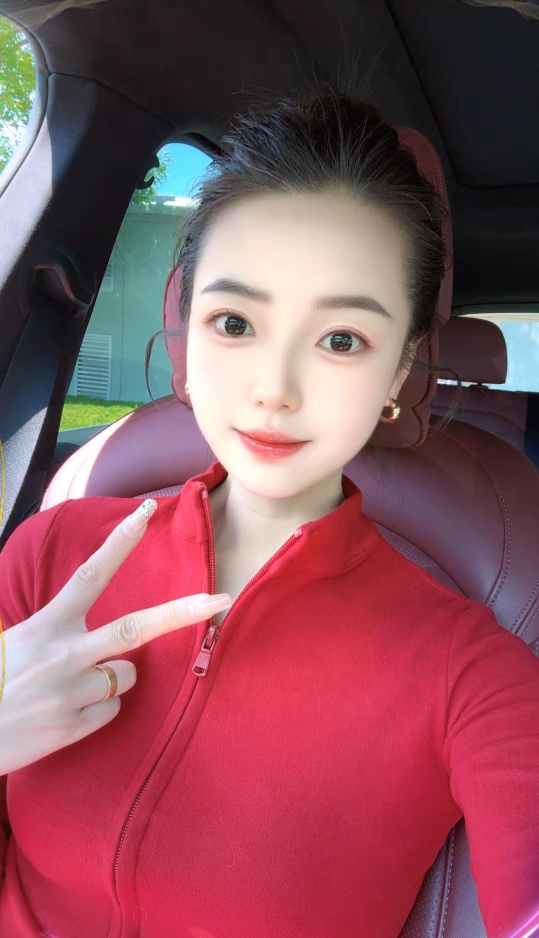红红火火的颜色。今日份自拍已上线 积极又向上的我 红色穿搭车内自拍