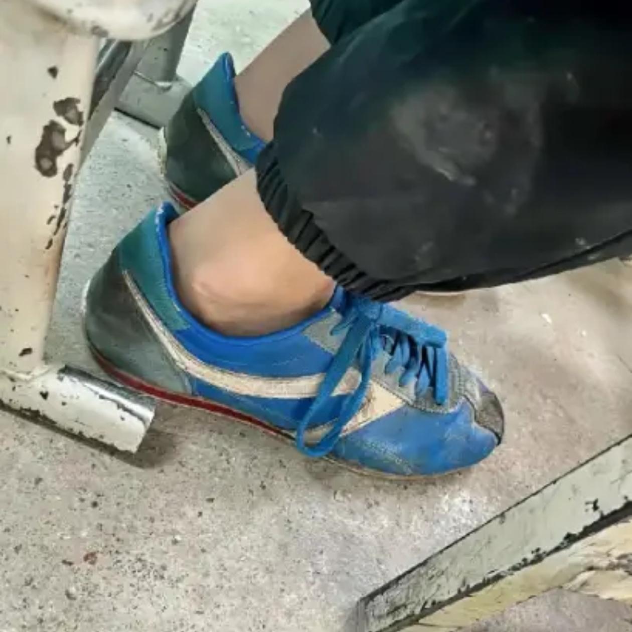 新疆一所小学的男生在零下20度的天气里没有穿袜子就去上课了，女老师发现了之后立刻