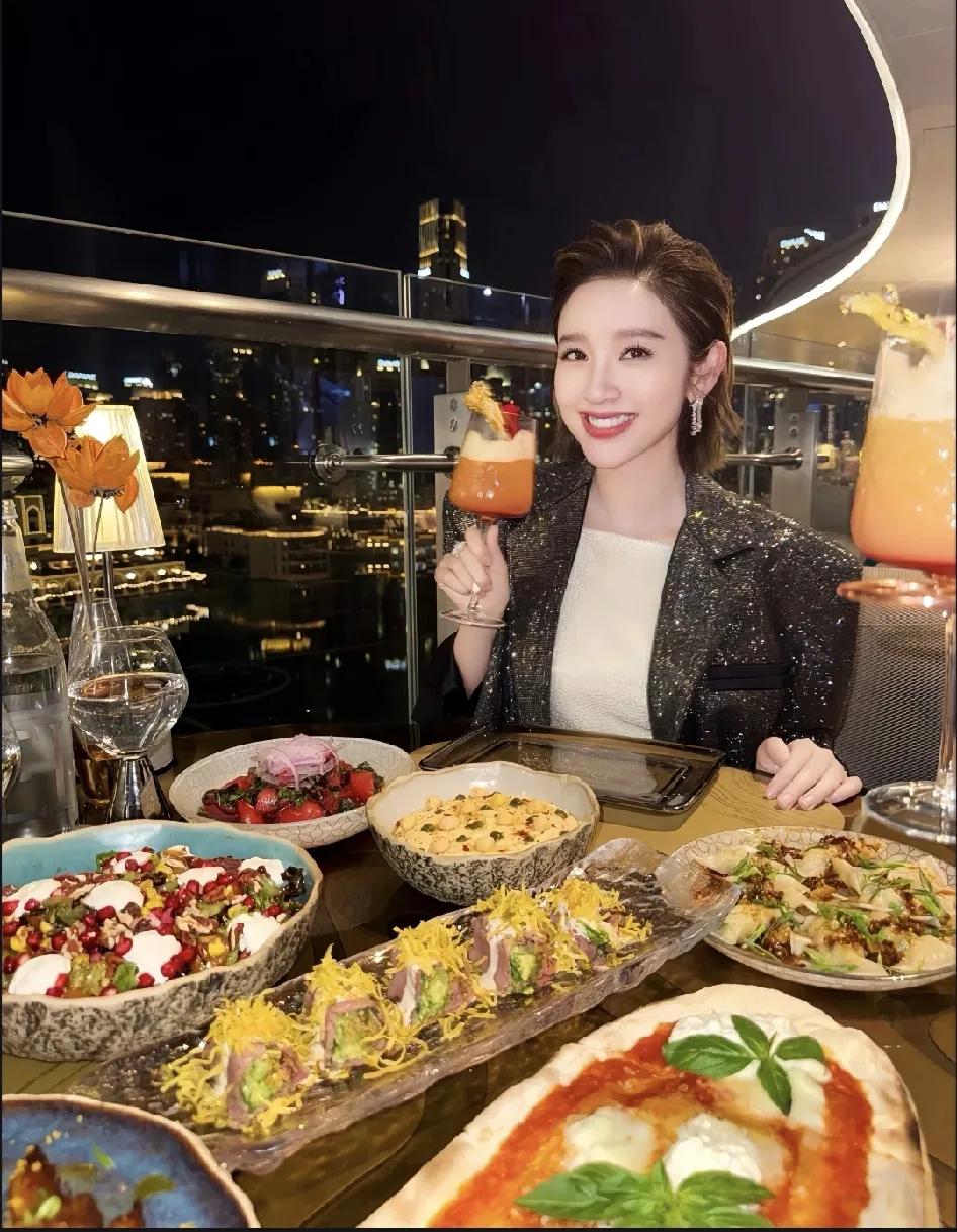 张若昀唐艺昕一定不会塌房了，因为他是真把唐艺昕宠成了小公主。
看到她在迪拜游玩的