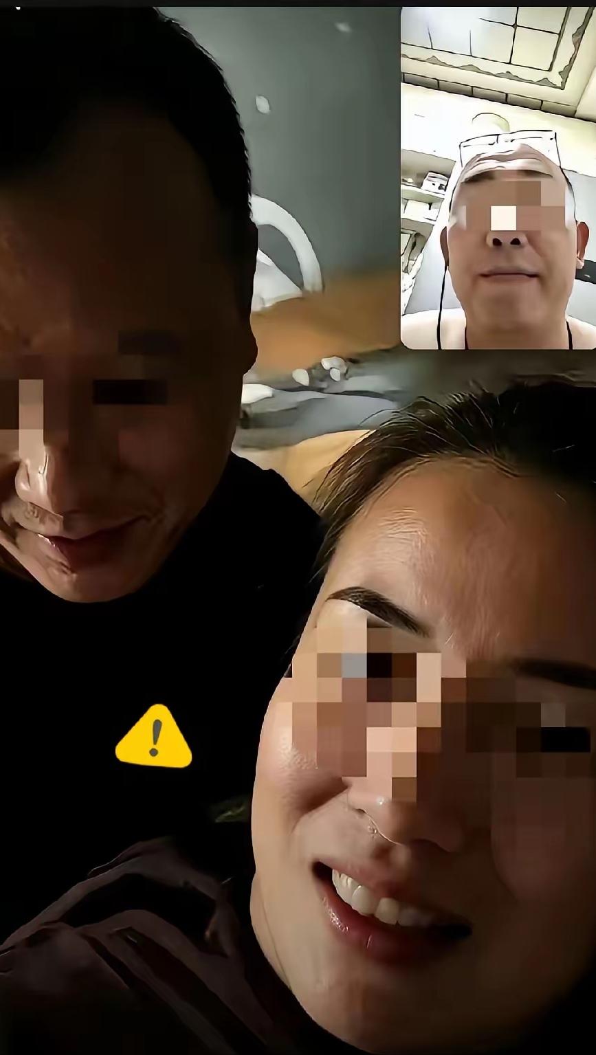这是一个男人可能一辈子都忘不掉的画面。他独自在家照顾孩子，因为放心不下外出工作的