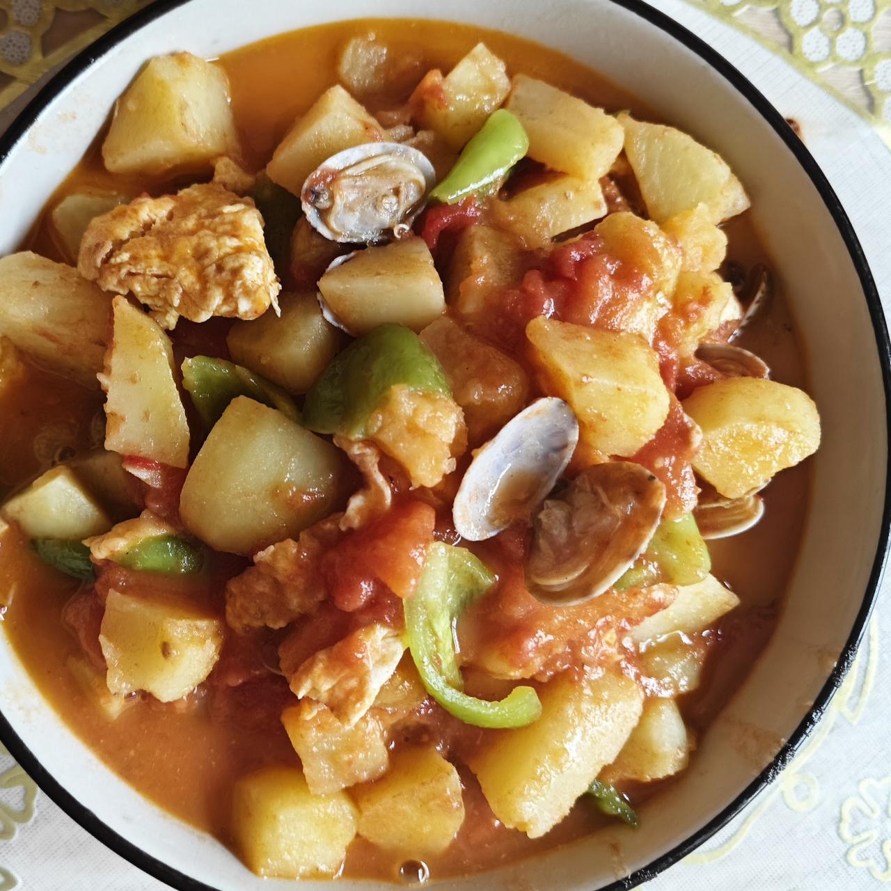 这道菜的材料有：土豆、西红柿、鸡蛋、尖椒、蛤蜊、蛤蜊汤。
俺先是把土豆切成小块，