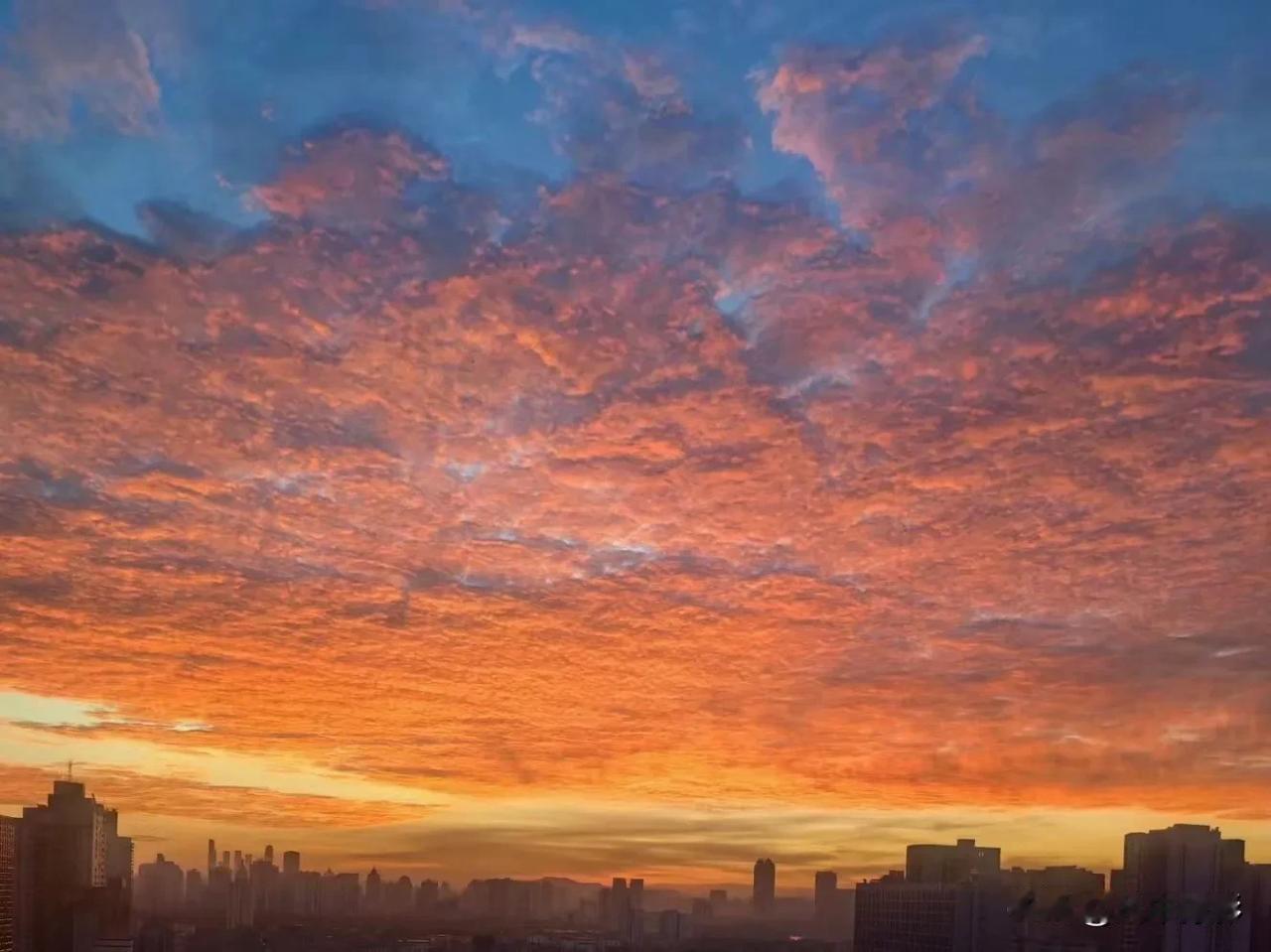 夕阳余晖染天际，霞光万道映边城。
爱极了南宁，不管你是牛马还是大鳄，幼稚孩童还是