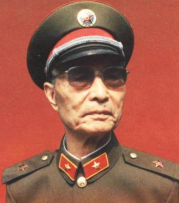 1964年，张将军视察酒泉某基地时，途经机关服务社，突然注意到几名战士穿着整齐，
