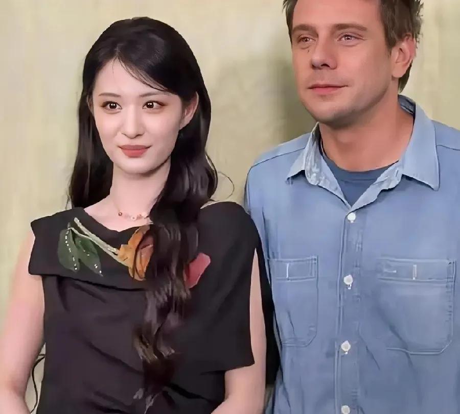 被王楚然圈粉了。
都说，是因为迪丽热巴滞留迪拜没去成巴黎时装周，才让王楚然在巴黎